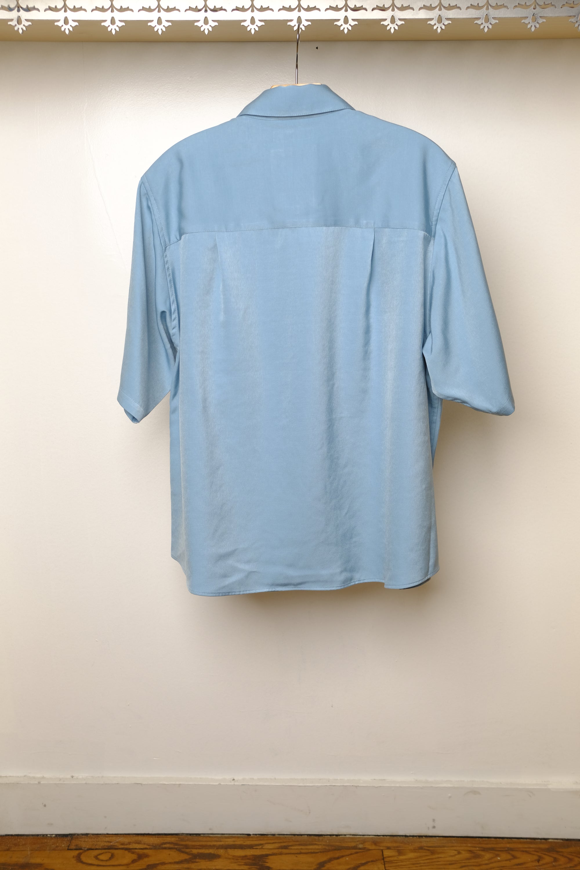 medium-short cupro satin shirt in light blue