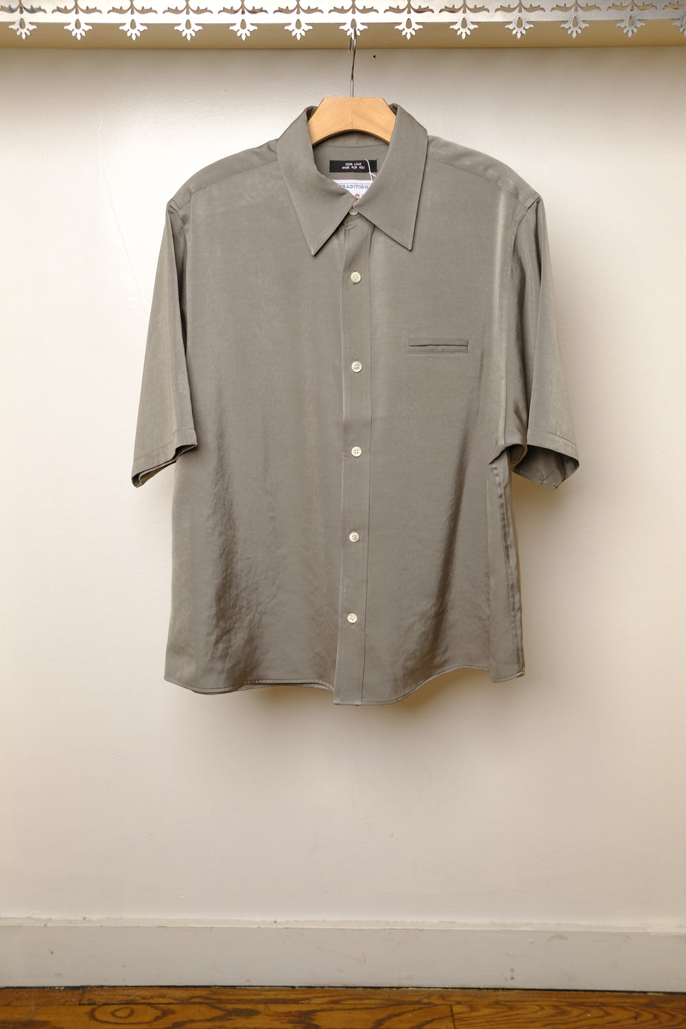 medium-short cupro satin shirt in gray