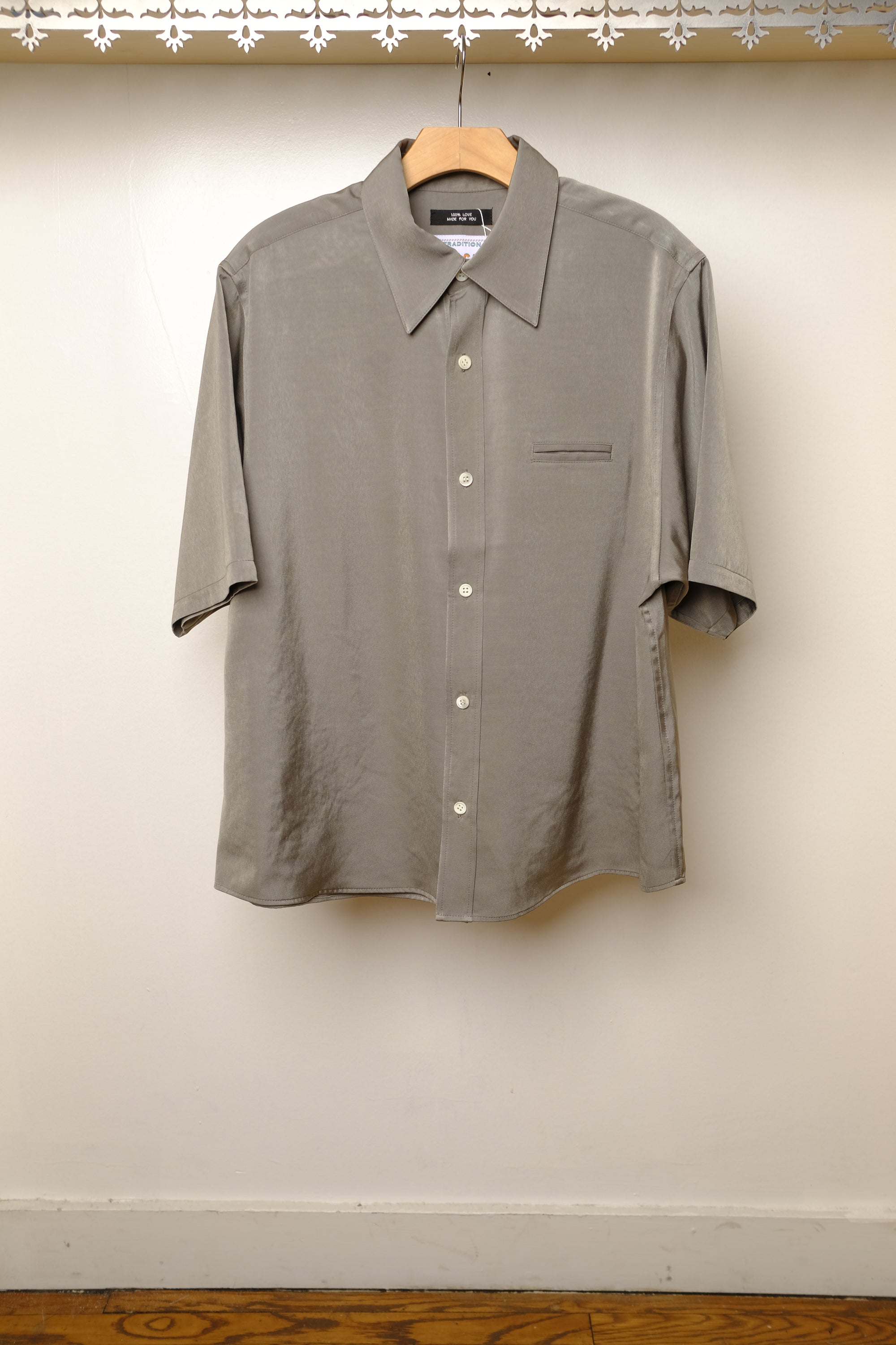 medium-short cupro satin shirt in gray