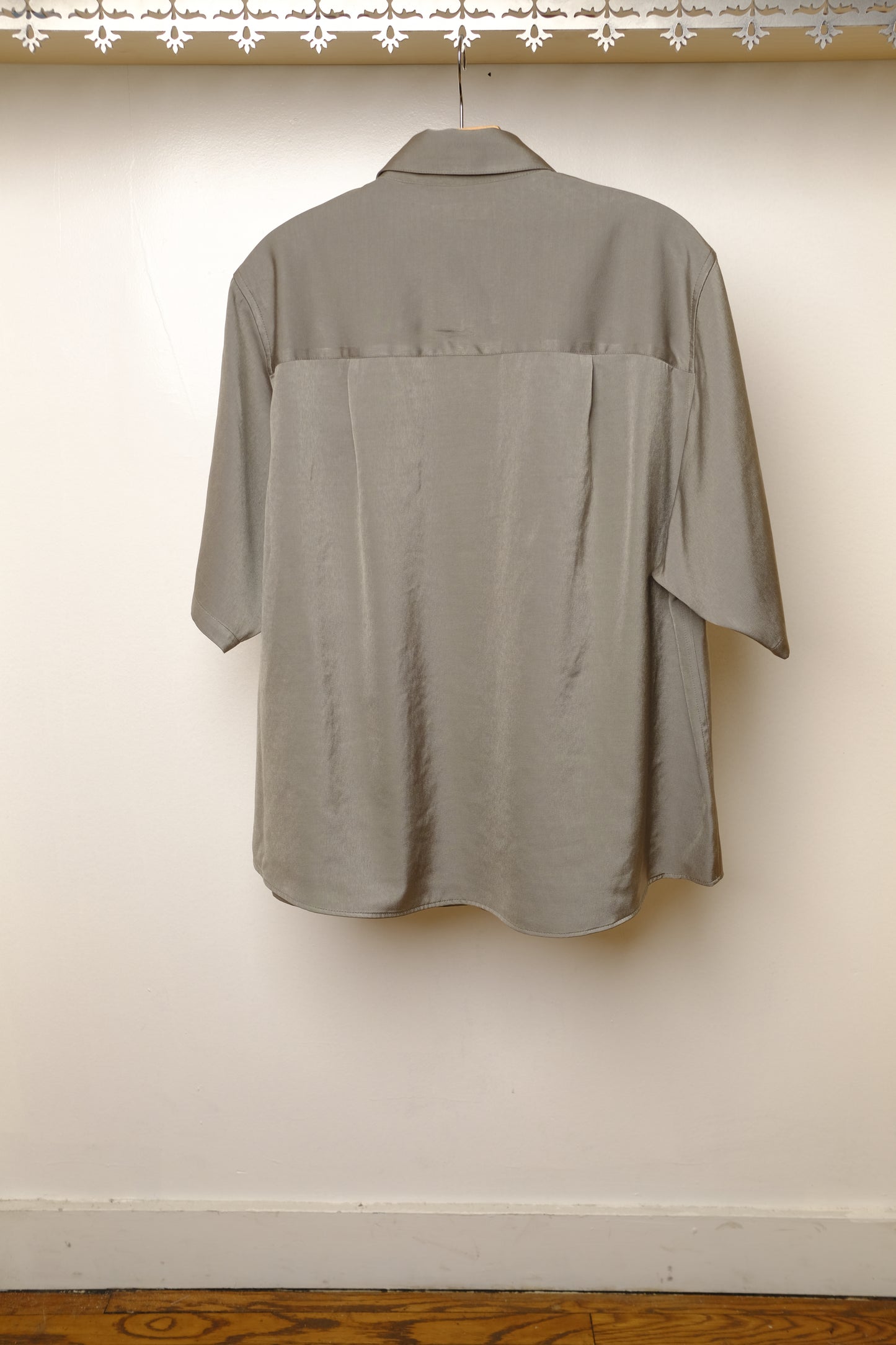 medium-short cupro satin shirt in gray