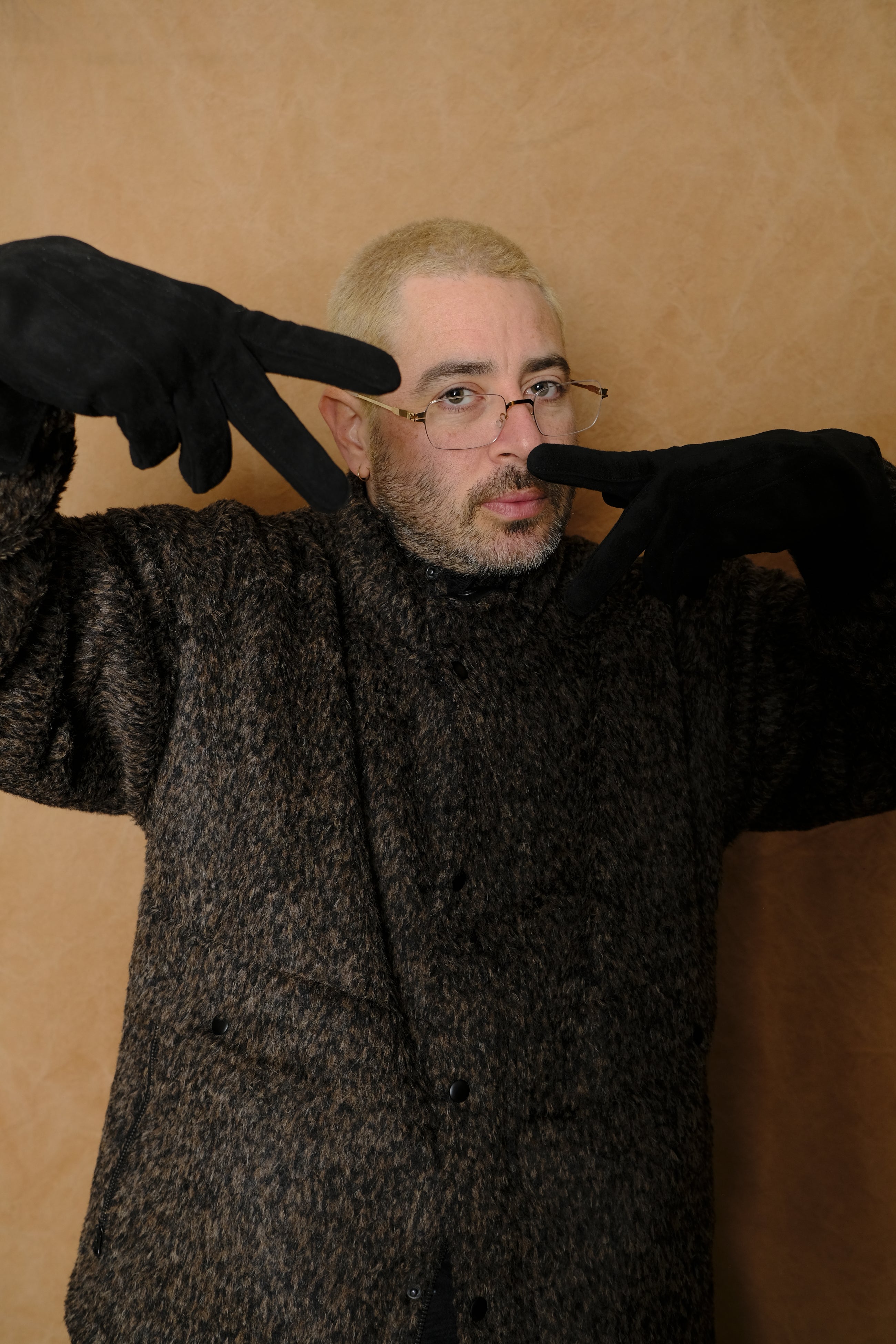 suede gloves in black