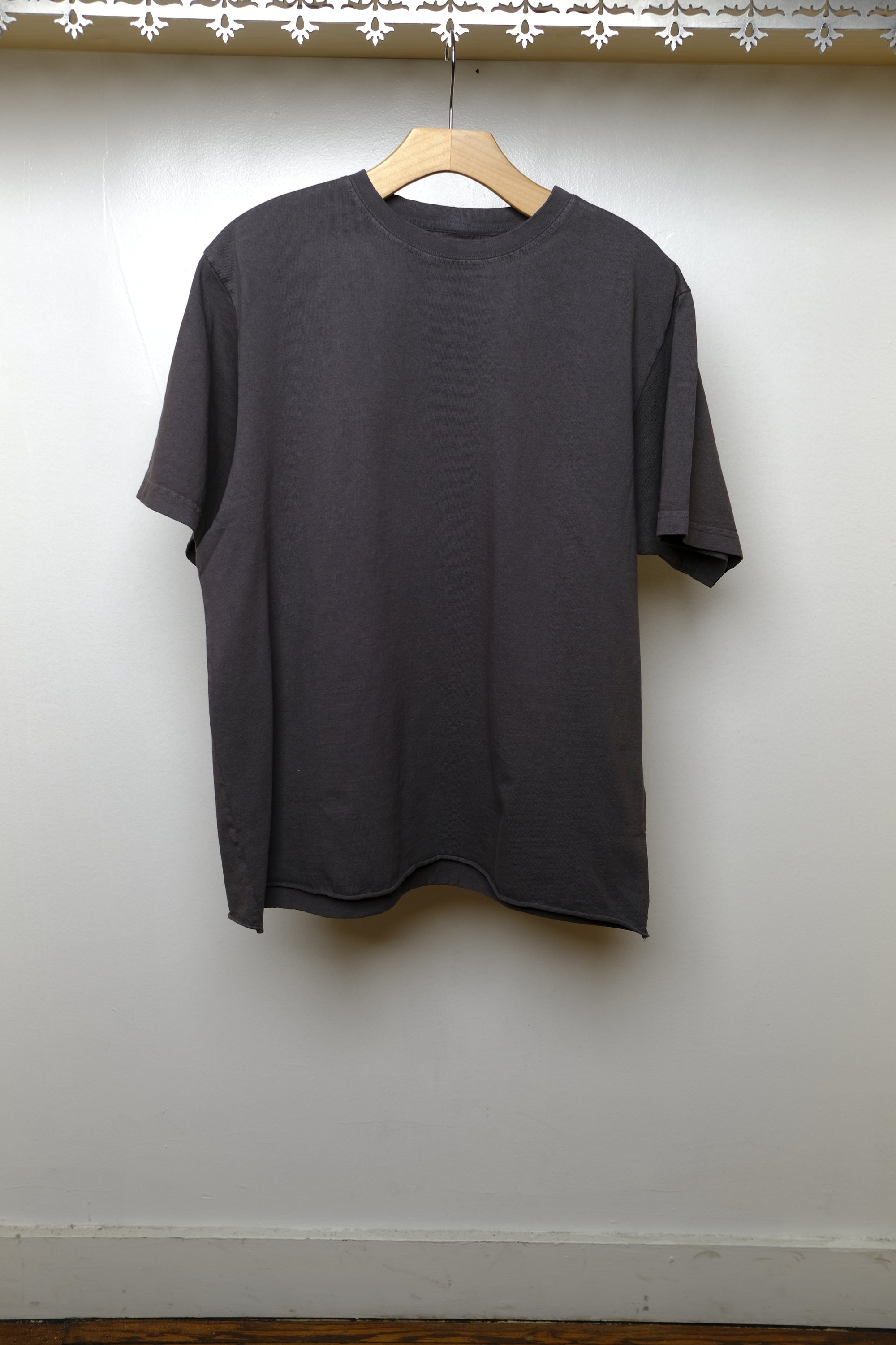 on the farm raw hem tee in washed black