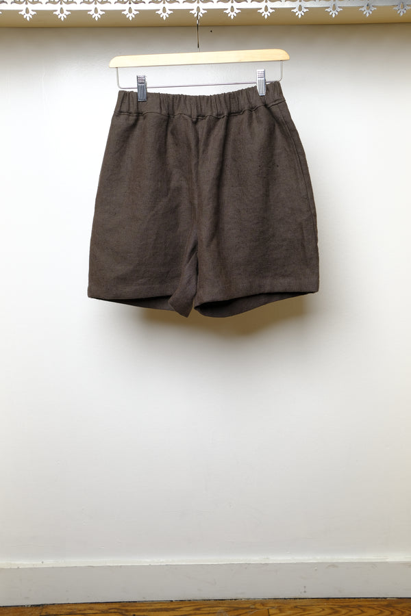 garden short in dark grey butcher linen